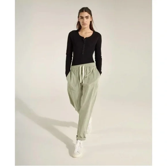 Halle Berry x Sweaty Betty Maia Woven Jogger in Chalkgreen - Picture 1 of 9
